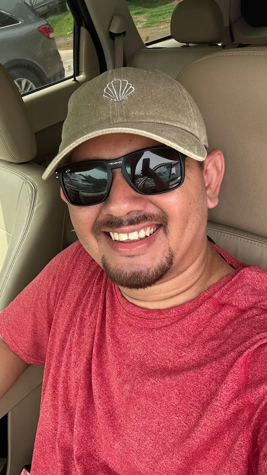 Jonathan Dilbert, fundador de Jonas Transportation, al volante en Roatán